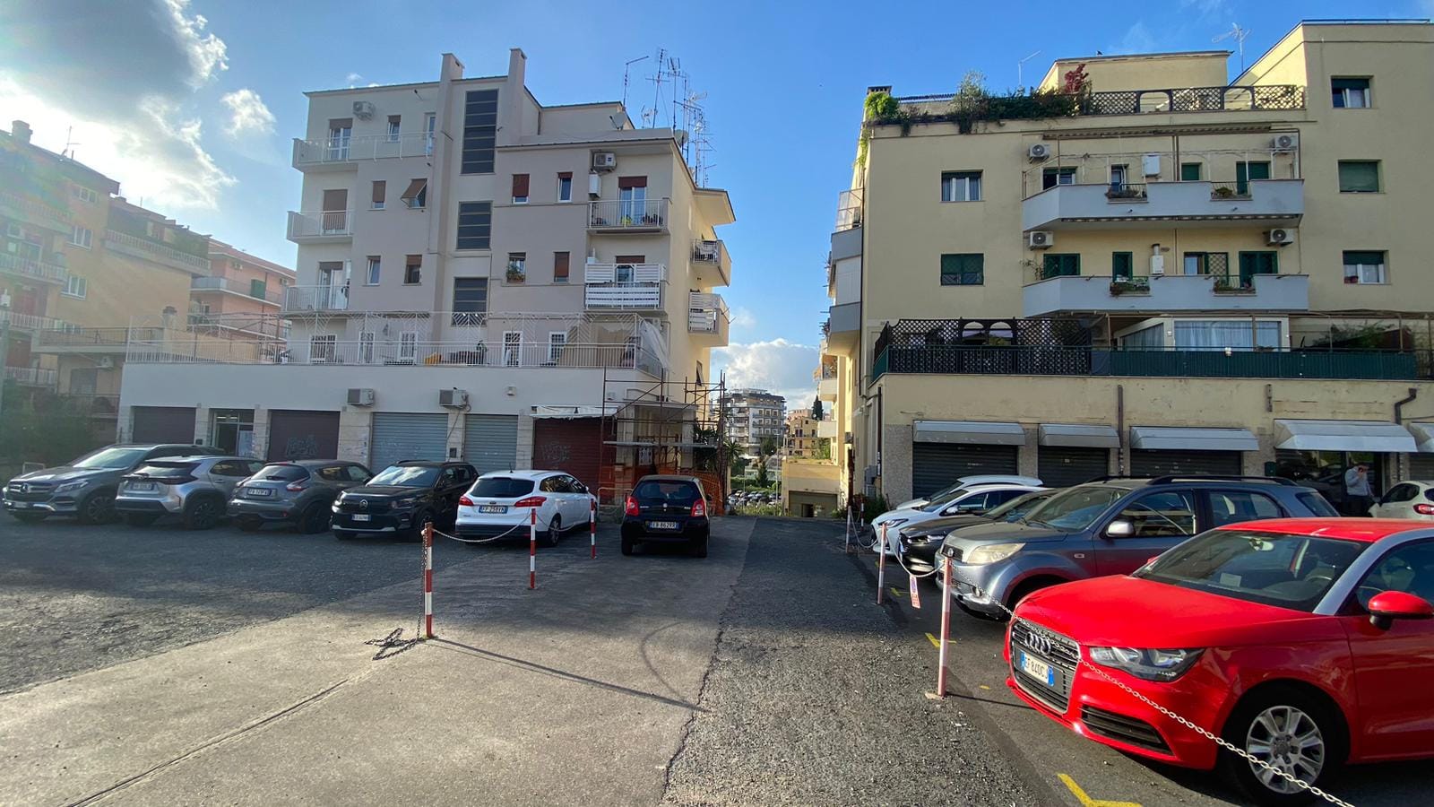 piazzale di parcheggio antistante