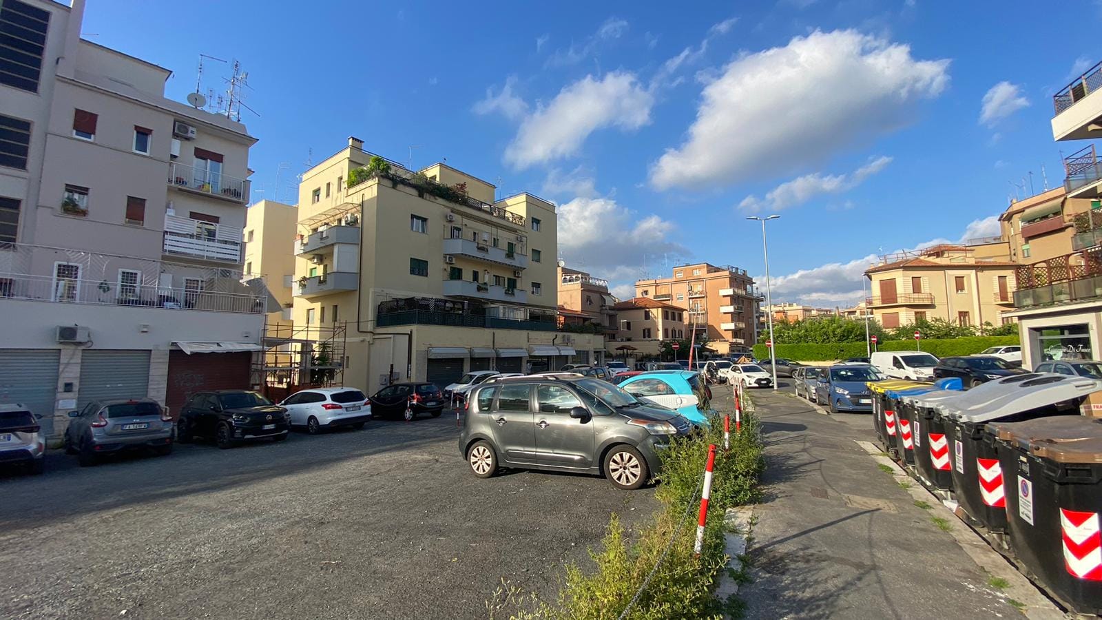 piazzale di parcheggio antistante